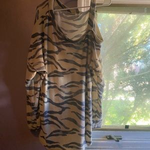 Sweat shirt off the shoulder in one side